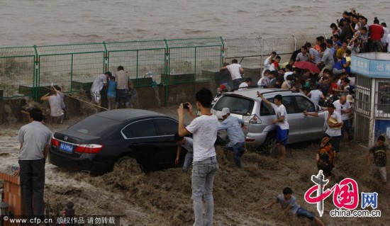 Trung Quốc: “Thủy triều Quỷ Vương” bất ngờ ập tới gây nguy hiểm 