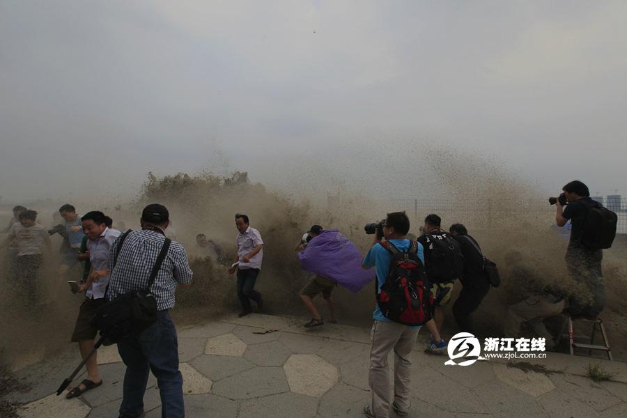 Trung Quốc: “Thủy triều Quỷ Vương” bất ngờ ập tới gây nguy hiểm 