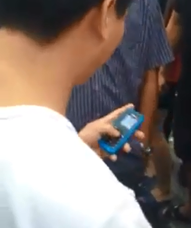 Clip: Nghi vấn bắt cóc, ba thanh niên bị người dân tra xét