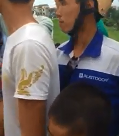 Clip: Nghi vấn bắt cóc, ba thanh niên bị người dân tra xét