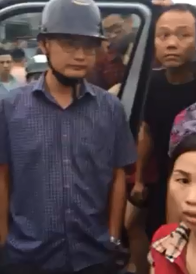 Clip: Nghi vấn bắt cóc, ba thanh niên bị người dân tra xét