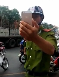 Chỉ nhà báo, phóng viên mới được quay clip khi công an làm việc?