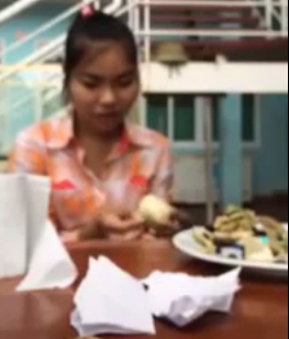 Clip: Cô gái đi xin việc ăn na xong xin thêm nho nhà tuyển dụng