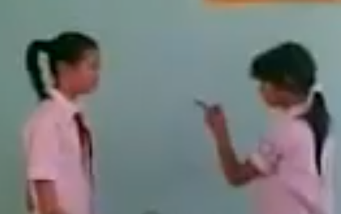 Clip: Nữ sinh đánh nhau trong lớp, lột nội y của bạn