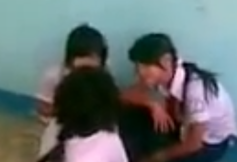 Clip: Nữ sinh đánh nhau trong lớp, lột nội y của bạn