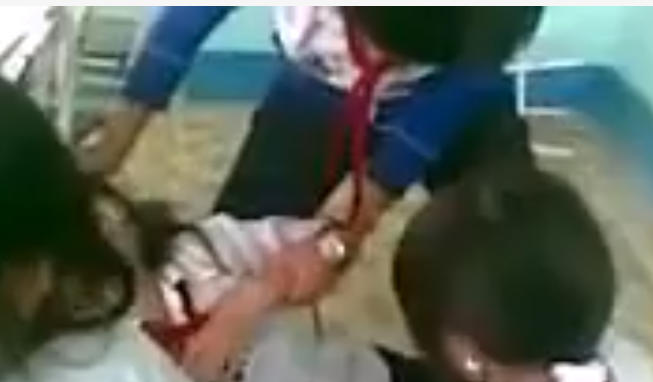 Clip: Nữ sinh đánh nhau trong lớp, lột nội y của bạn