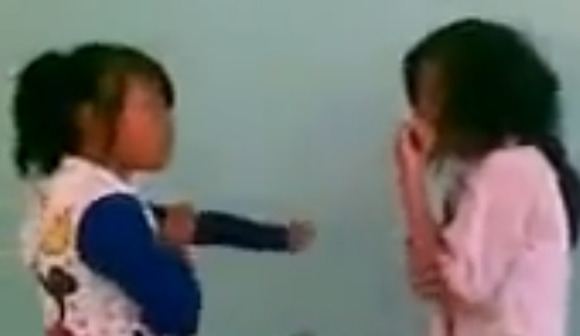 Clip: Nữ sinh đánh nhau trong lớp, lột nội y của bạn