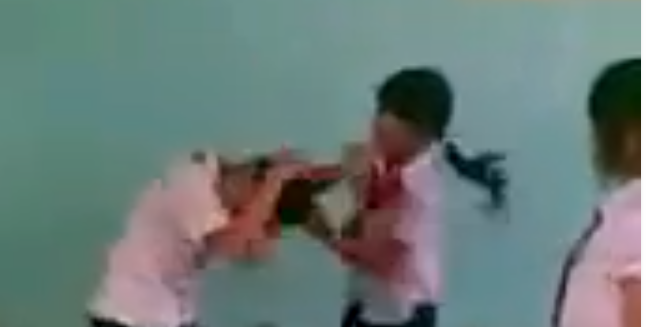 Clip: Nữ sinh đánh nhau trong lớp, lột nội y của bạn