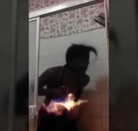 Rùng mình với trò mạo hiểm “tự thiêu” của giới trẻ Mỹ Rùng mình với trò mạo hiểm “tự thiêu” của giới trẻ Mỹ