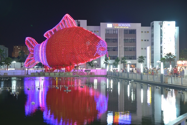 Cận cảnh đèn lồng cá chép lớn nhất Việt Nam tại Times City