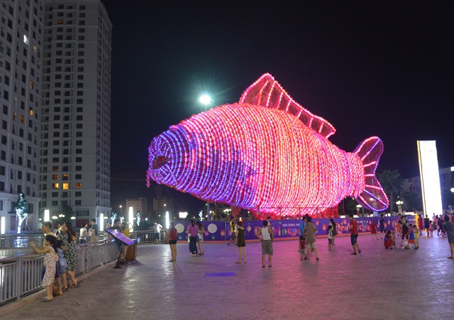 Cận cảnh đèn lồng cá chép lớn nhất Việt Nam tại Times City