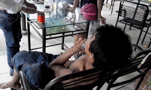 Quậy tưng vì hít 