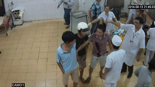 Chém nhau náo loạn bệnh viện, bắt 14 đối tượng Chém nhau náo loạn bệnh viện, bắt 14 đối tượng