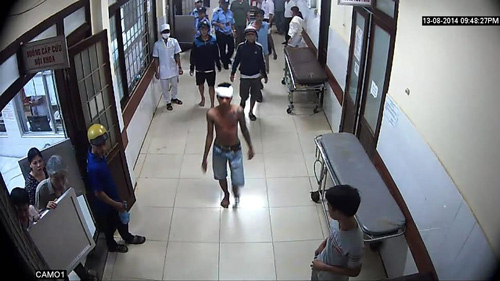 Chém nhau náo loạn bệnh viện, bắt 14 đối tượng Chém nhau náo loạn bệnh viện, bắt 14 đối tượng