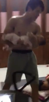 Cười vỡ bụng với cách ru con của ông bố trẻ Cười vỡ bụng với cách ru con của ông bố trẻ