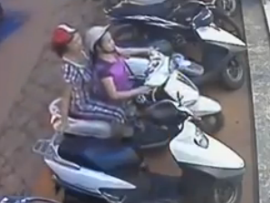 Clip: Hai thiếu nữ trộm đồ trong cốp xe cực mau lẹ