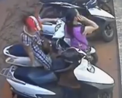 Clip: Hai thiếu nữ trộm đồ trong cốp xe cực mau lẹ