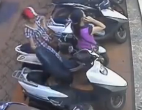 Clip: Hai thiếu nữ trộm đồ trong cốp xe cực mau lẹ