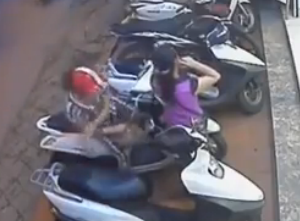 Clip: Hai thiếu nữ trộm đồ trong cốp xe cực mau lẹ