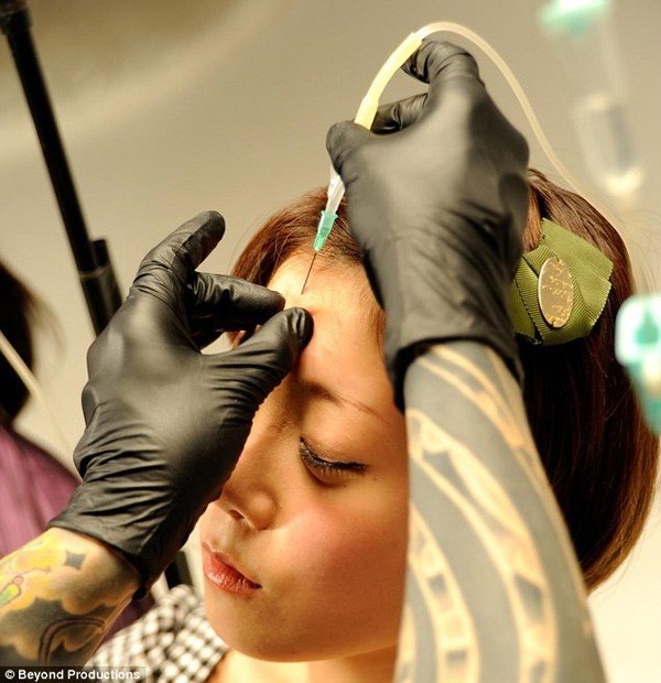 Những phương pháp làm đẹp 'kinh khủng' trên thế giới