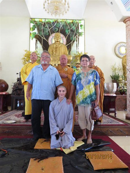 Sư cô xinh đẹp 17 tuổi người Mỹ xuất gia theo phật Việt Nam