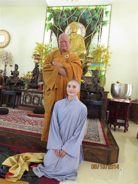 Sư cô xinh đẹp 17 tuổi người Mỹ xuất gia theo phật Việt Nam