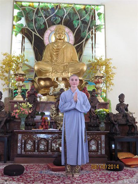 Sư cô xinh đẹp 17 tuổi người Mỹ xuất gia theo phật Việt Nam