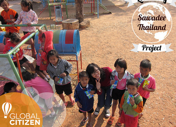 Học sinh quỳ lạy xin cô giáo đừng về Việt Nam xôn xao mạng Việt Học sinh quỳ lạy xin cô giáo đừng về Việt Nam xôn xao mạng Việt