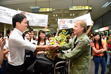 Dân mạng háo hức chào đón Richard Clayderman đến Việt Nam Dân mạng háo hức chào đón Richard Clayderman đến Việt Nam