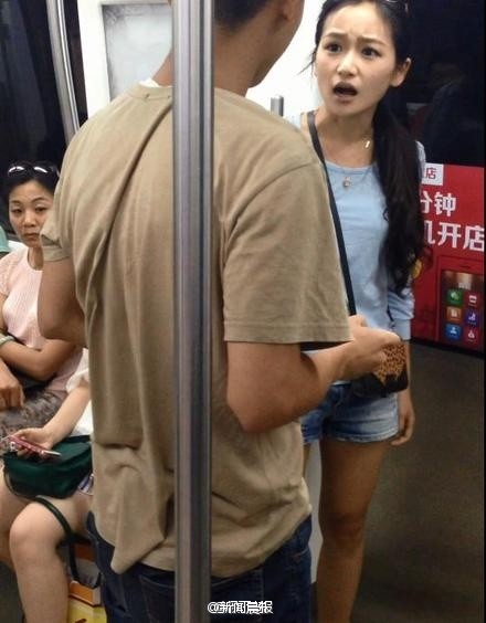 Bạn trai mê điện thoại bị bạn gái đạp vào mặt, kéo lê 10 mét