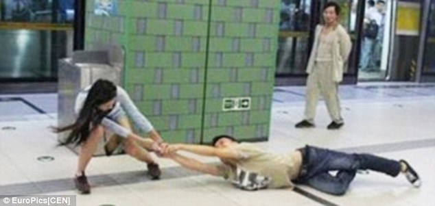 Bạn trai mê điện thoại bị bạn gái đạp vào mặt, kéo lê 10 mét