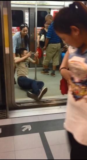 Bạn trai mê điện thoại bị bạn gái đạp vào mặt, kéo lê 10 mét