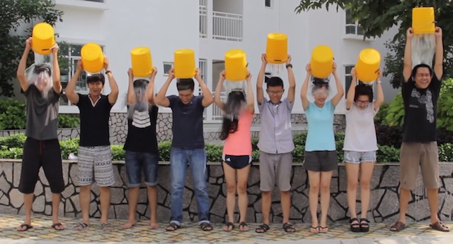 Clip: Những tai nạn “khủng khiếp” với trò dội nước đá lên đầu