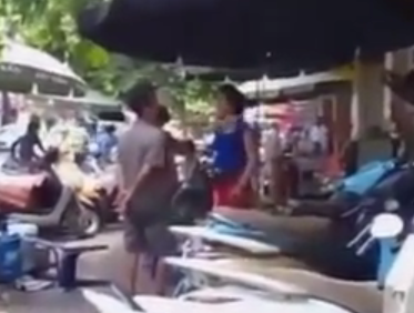 Clip: Bị tát bôm bốp vào mặt, người đàn ông vẫn chắp tay sau lưng