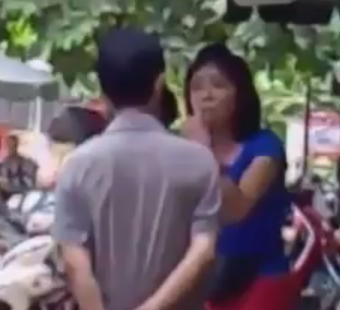 Clip: Bị tát bôm bốp vào mặt, người đàn ông vẫn chắp tay sau lưng