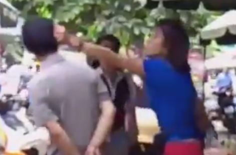 Clip: Bị tát bôm bốp vào mặt, người đàn ông vẫn chắp tay sau lưng