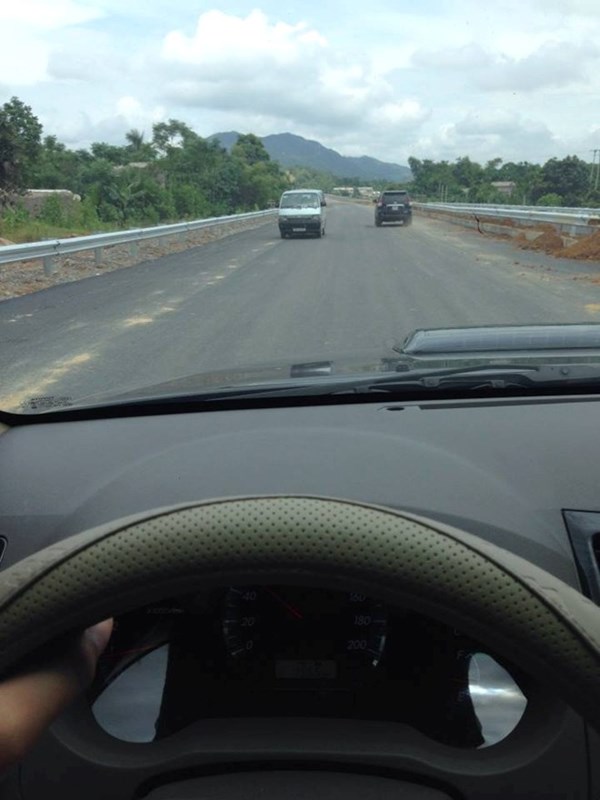 Bị xin đểu khi đi cao tốc Nội Bài-Lào Cai, mách bộ trưởng Thăng