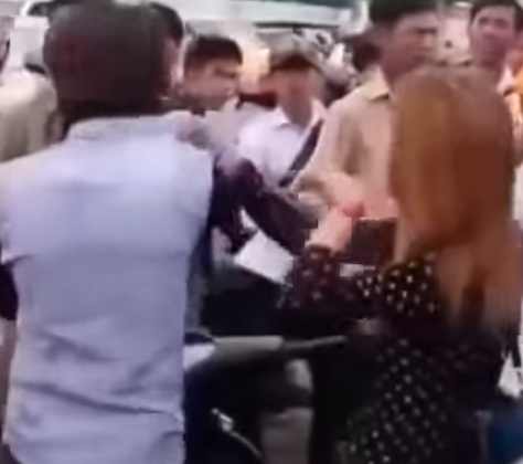 Clip: Chặn đường đánh bạn trai quỵt tiền giữa phố