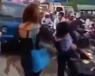 Clip: Chặn đường đánh bạn trai quỵt tiền giữa phố