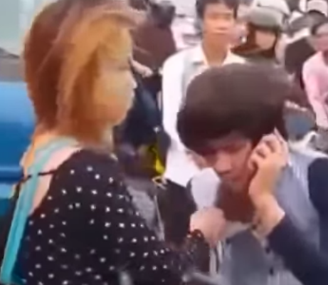 Clip: Chặn đường đánh bạn trai quỵt tiền giữa phố
