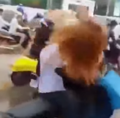 Clip: Chặn đường đánh bạn trai quỵt tiền giữa phố