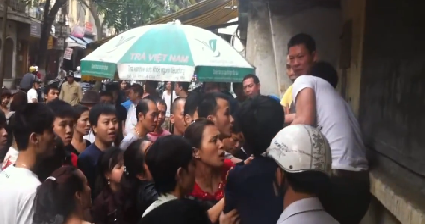 Clip: Dân đòi đánh “kẻ cướp” náo loạn cả khu phố