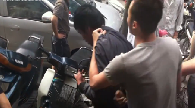 Clip: Dân đòi đánh “kẻ cướp” náo loạn cả khu phố