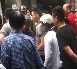 Clip: Dân đòi đánh “kẻ cướp” náo loạn cả khu phố