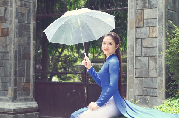 Hot girl 9X đẹp dịu dàng với tà áo dài