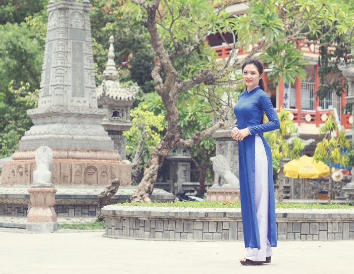 Hot girl 9X đẹp dịu dàng với tà áo dài