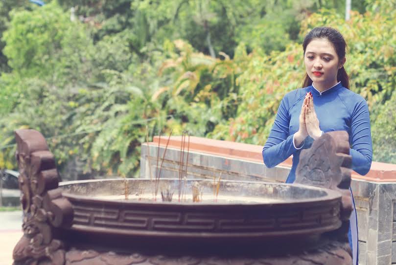 Hot girl 9X đẹp dịu dàng với tà áo dài