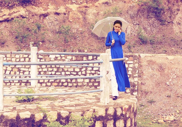 Hot girl 9X đẹp dịu dàng với tà áo dài