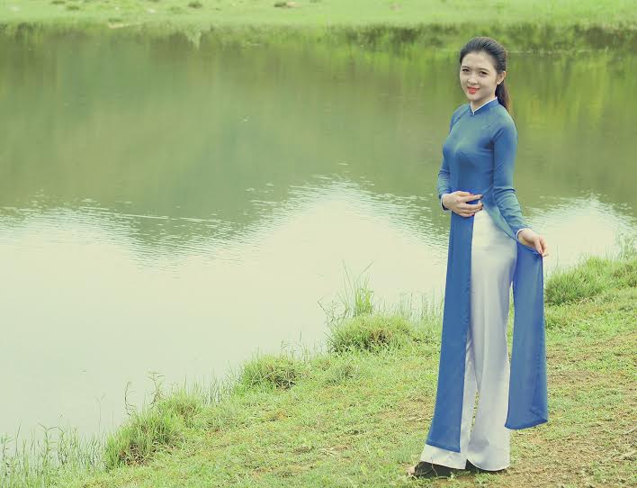Hot girl 9X đẹp dịu dàng với tà áo dài