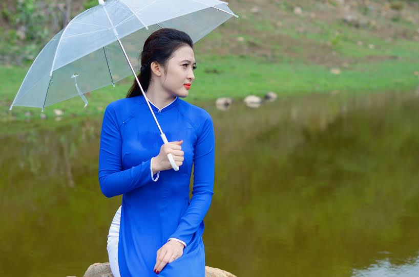 Hot girl 9X đẹp dịu dàng với tà áo dài